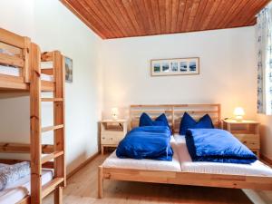 מיטה או מיטות בחדר ב-Apartment Fuchsbau-Top 2 by Interhome
