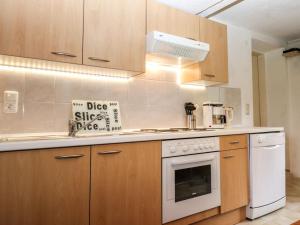 Kuchyň nebo kuchyňský kout v ubytování Apartment Fuchsbau-Top 2 by Interhome