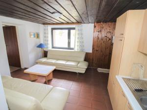 salon z kanapą i stołem w obiekcie Apartment Fuchsbau-Top 2 by Interhome w mieście Grünau im Almtal