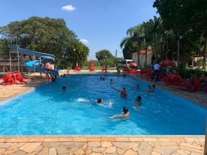 בריכת השחייה שנמצאת ב-Ananda pousada chalé או באזור