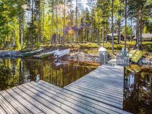 HattusaariにあるHoliday Home Kolin vernetti 3 by Interhomeの木々が茂る湖の船着場