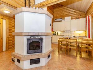 Kuchyň nebo kuchyňský kout v ubytování Holiday Home Purnuranta a by Interhome