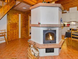 a living room with a fireplace in a log cabin at Holiday Home Purnuranta b by Interhome in Kolinkylä