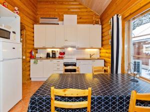 Η κουζίνα ή μικρή κουζίνα στο Holiday Home Purnuranta b by Interhome