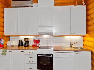 Η κουζίνα ή μικρή κουζίνα στο Holiday Home Purnuranta b by Interhome