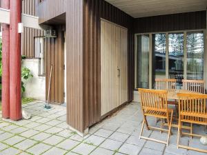 HattusaariにあるHoliday Home Hiisiranta c3 by Interhomeの木製テーブルと椅子付きのパティオ