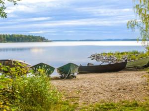 tre barche sedute sulla riva di un lago di Holiday Home Purnuranta c by Interhome a Kolinkylä