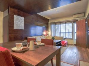 ein Wohnzimmer mit Tisch und Couch in der Unterkunft Holiday Home Tahko spa junior suite orange b6 by Interhome in Tahkovuori + 16 Fotos