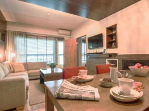 ein Wohnzimmer mit Tisch und Couch in der Unterkunft Holiday Home Tahko spa junior suite orange b6 by Interhome in Tahkovuori