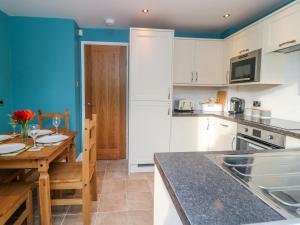 17 Fewster Way