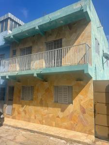 a building with a balcony on the side of it at Casa do Disco Voador in São Thomé das Letras