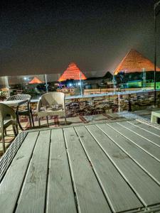 een tafel en stoelen op het dak bij Happy days Pyramids Inn in Caïro