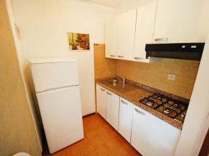 Virtuvė arba virtuvėlė apgyvendinimo įstaigoje Apartment White Star-2 by Interhome