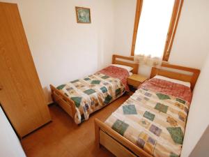 Uma cama ou camas num quarto em Apartment White Star-2 by Interhome