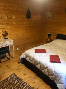 Postel nebo postele na pokoji v ubytování Les Chalets De Lozzi