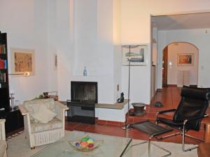 Ruang duduk di Holiday Home Riva by Interhome