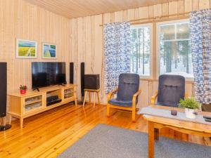 TV a/nebo společenská místnost v ubytování Holiday Home Koivupirtti by Interhome