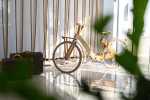 una bicicletta parcheggiata in una stanza accanto a una finestra di Eleals Boutique Hotel a Perama