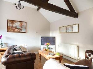 Stable View في Hingham: غرفة معيشة مع أريكة وطاولة قهوة