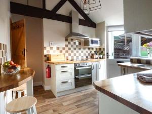 Hingham的住宿－Stable View，厨房配有白色橱柜和台面