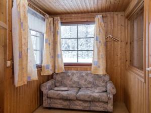 sala de estar con sofá y ventana en Holiday Home Pihalintu by Interhome, en Heikkilä