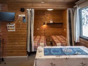um quarto com duas camas e uma tv nele em Holiday Home Teeri by Interhome em Urimolahti