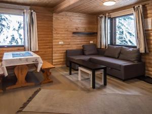 ein Wohnzimmer mit Sofa und Tisch in der Unterkunft Holiday Home Teeri by Interhome in Urimolahti