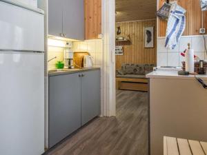 Ett kök eller pentry på Holiday Home Västäräkki by Interhome