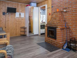 Urimolahti的住宿－Holiday Home Västäräkki by Interhome，一间带砖砌壁炉的客厅和一间厨房