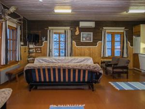 een slaapkamer met een groot bed in een kamer bij Holiday Home Palokärki by Interhome in Urimolahti