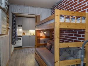 ein Hochbett in einem Zimmer mit Küche in der Unterkunft Holiday Home Pääsky by Interhome in Urimolahti