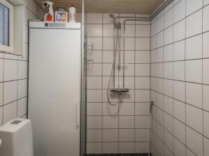 eine Dusche in einem Badezimmer mit weiß gefliesten Wänden in der Unterkunft Holiday Home Pääsky by Interhome in Urimolahti + 11 Fotos