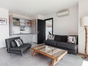 ポルト・ヴェッキオにあるApartment Résidence Cita di Sali-9 by Interhomeのソファとコーヒーテーブルのあるリビングルーム