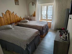 Postel nebo postele na pokoji v ubytování Hôtel Les Remparts