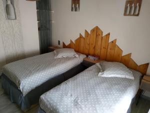 Postel nebo postele na pokoji v ubytování Hôtel Les Remparts