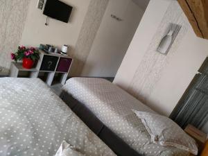 Postel nebo postele na pokoji v ubytování Hôtel Les Remparts