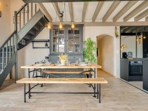 une cuisine avec un banc au milieu d'une pièce dans l'établissement Apartment Jaulerry by Interhome, à Biarritz