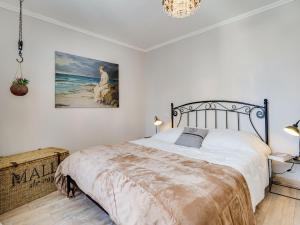 - une chambre avec un lit et une peinture murale dans l'établissement Apartment Jaulerry by Interhome, à Biarritz