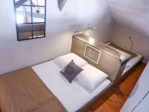 - un petit lit dans une petite chambre avec un miroir dans l'établissement Apartment Jaulerry by Interhome, à Biarritz