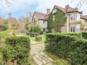 an estate with a garden and a house at Hoath House in Chiddingstone