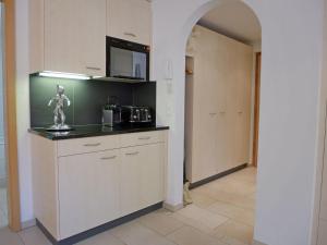 Kuchyň nebo kuchyňský kout v ubytování Apartment Laerchehus Ost by Interhome