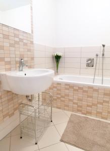 y baño con lavabo y bañera. en Modern Apartment - Prague Centre, en Praga