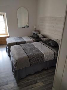 Postel nebo postele na pokoji v ubytování Hôtel Les Remparts