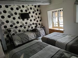 Postel nebo postele na pokoji v ubytování Hôtel Les Remparts