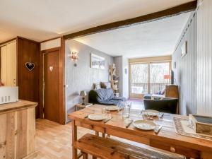 Il comprend une cuisine et un salon avec une table en bois. dans l'établissement Apartment Le Sporting-3 by Interhome, à Saint-Gervais-les-Bains