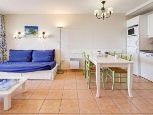 un salon avec une table et un canapé dans l'établissement Apartment Les Rivages de Coudoulière-29 by Interhome, à Six-Fours-les-Plages