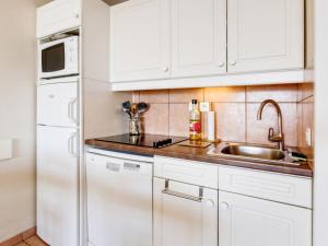 La cuisine blanche est équipée d'un évier et d'un réfrigérateur. dans l'établissement Apartment Les Rivages de Coudoulière-29 by Interhome, à Six-Fours-les-Plages 35 autres photos