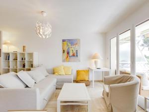 サナリー・シュル・メールにあるApartment Résidence Eden Parc by Interhomeのリビングルーム(白い家具、シャンデリア付)