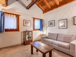 Posezení v ubytování Apartment Les Cors-2 by Interhome