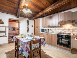 Kuchyň nebo kuchyňský kout v ubytování Apartment Les Cors-2 by Interhome